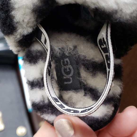 Ugg Zebra Fur Girls Sandal - Picture 9 of 13